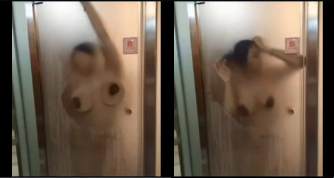 Rijd het vliegtuig naar de top in de badkamer