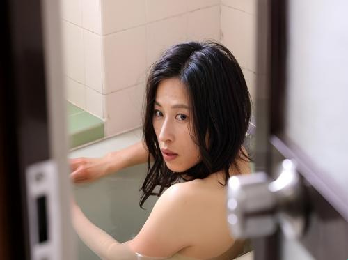 Bố chồng nhìn lén con dâu tắm và cái kết