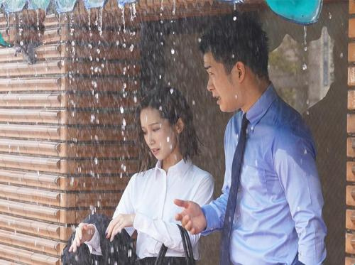 Đi nhà nghĩ với anh đồng nghiệp vì cơn bão bất đắc dĩ